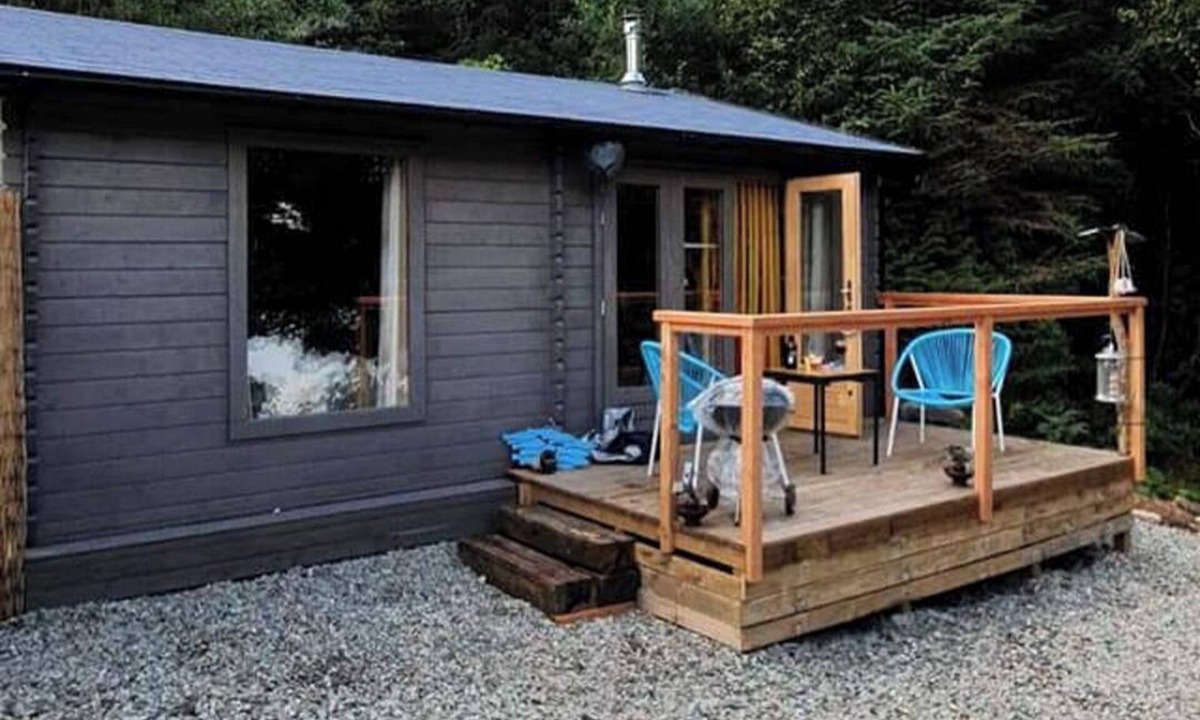 Kilmun Cabin | Off Grid Cabin Sleeps 2, Pets Ok, 20 min to Dunoon