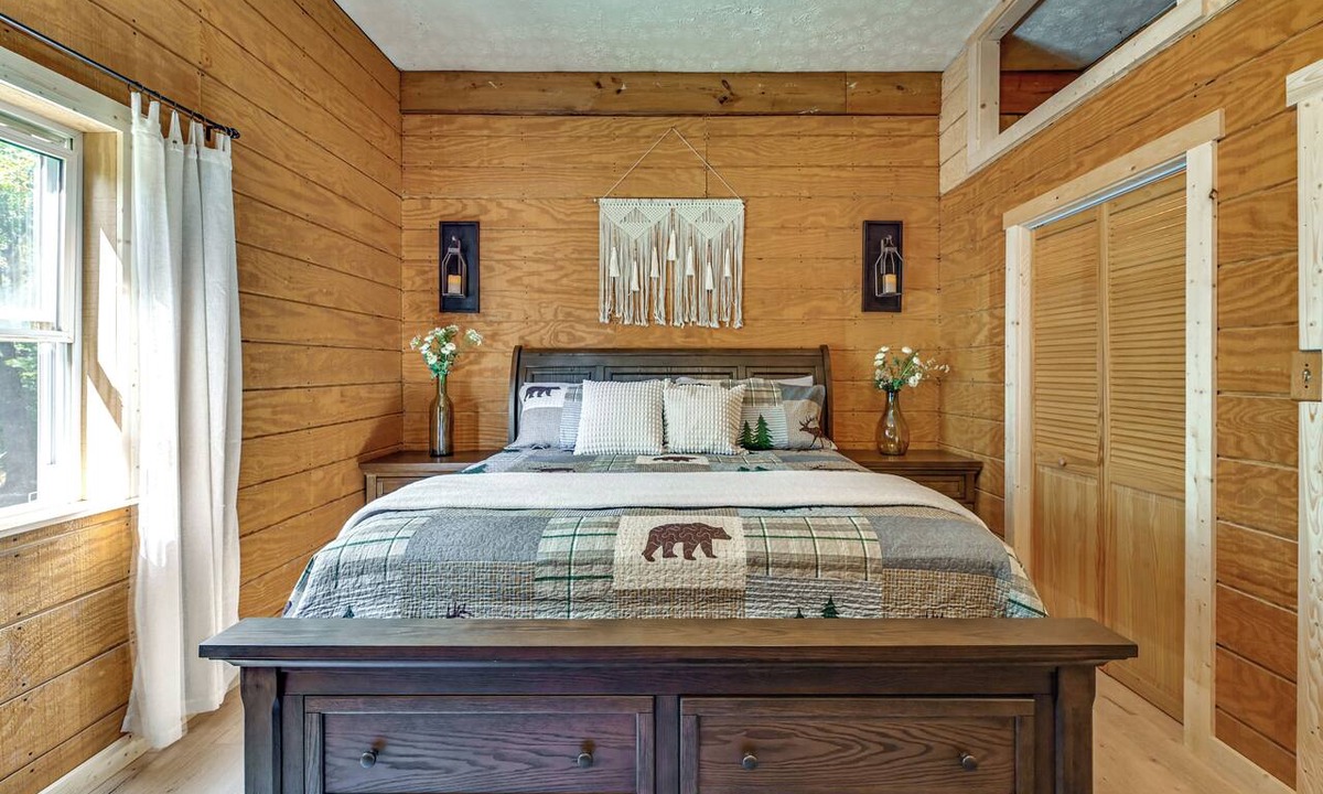 Sycamore Valley Cottage | Ohio Cabin on 23 Acres: Fish, Hunt & Explore!