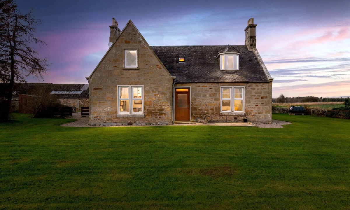 Elgin House | Old Duffus Farmhouse on Scottish Estate - stunning castle views