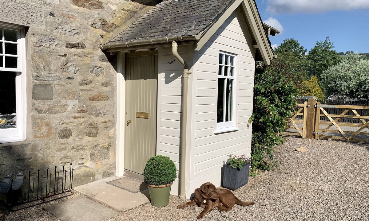 Strathtay House | OLD SCHOOLHOUSE, pet friendly, with a garden in Grandtully