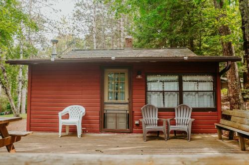 Arbor Vitae House | Old Stoney's Musky - Pet Friendly