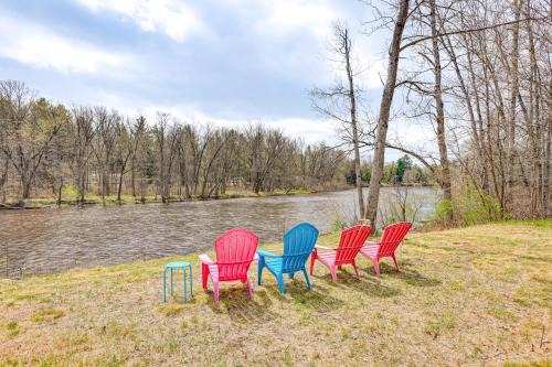 Evart House | On Muskegon River! Wooded & Peaceful Retreat
