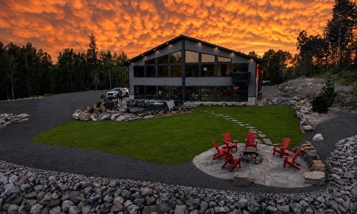 Crane Lake House | On The Rocks Lodge w/HOT TUB & direct access to snowmobile, ATV, & hiking trails