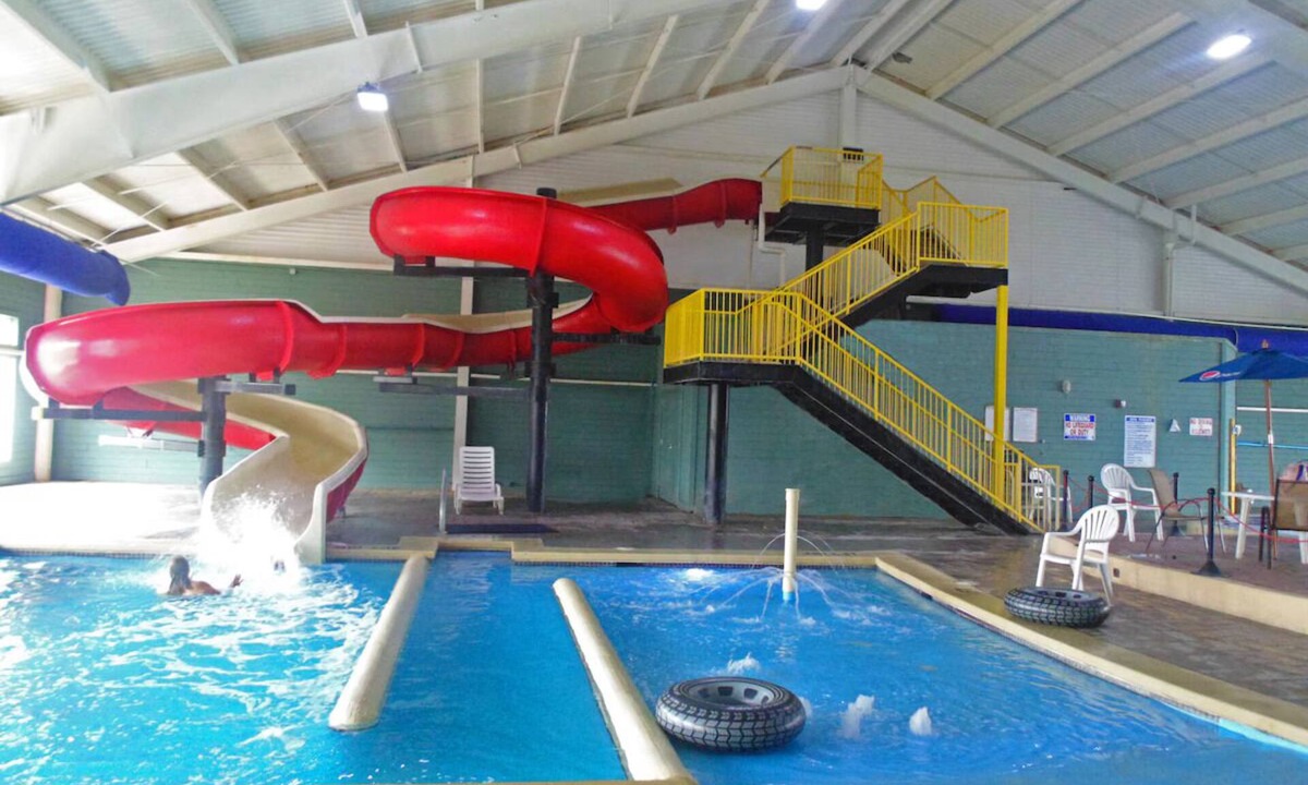 Houghton Lake Hotel | One Room w/King Bed | Free Parking | Free Breakfast | Near Lake & Hiking Site