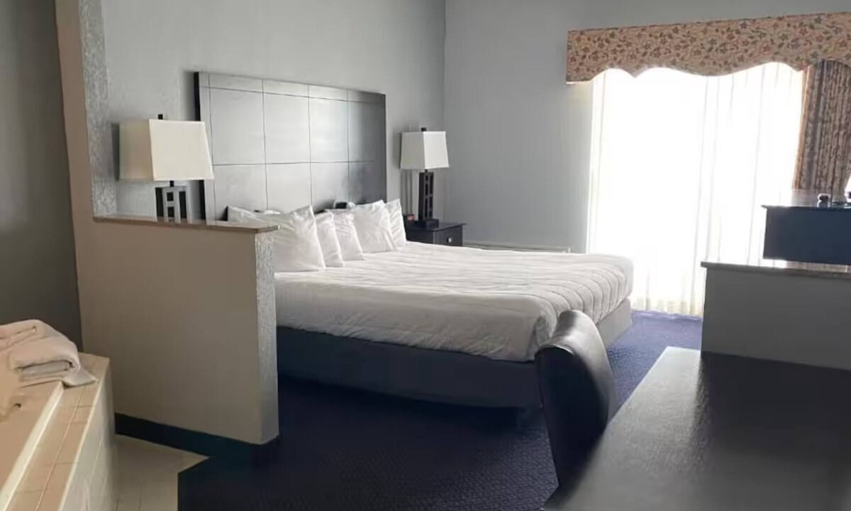 Houghton Lake Hotel | One Unit w/King Bed & Lakeside View | Breakfast Included | Near Hiking Site