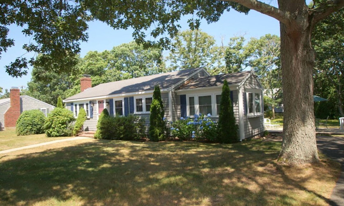 Northwest Harwich House | Only 1/2 mile to Pleasant Street Beach