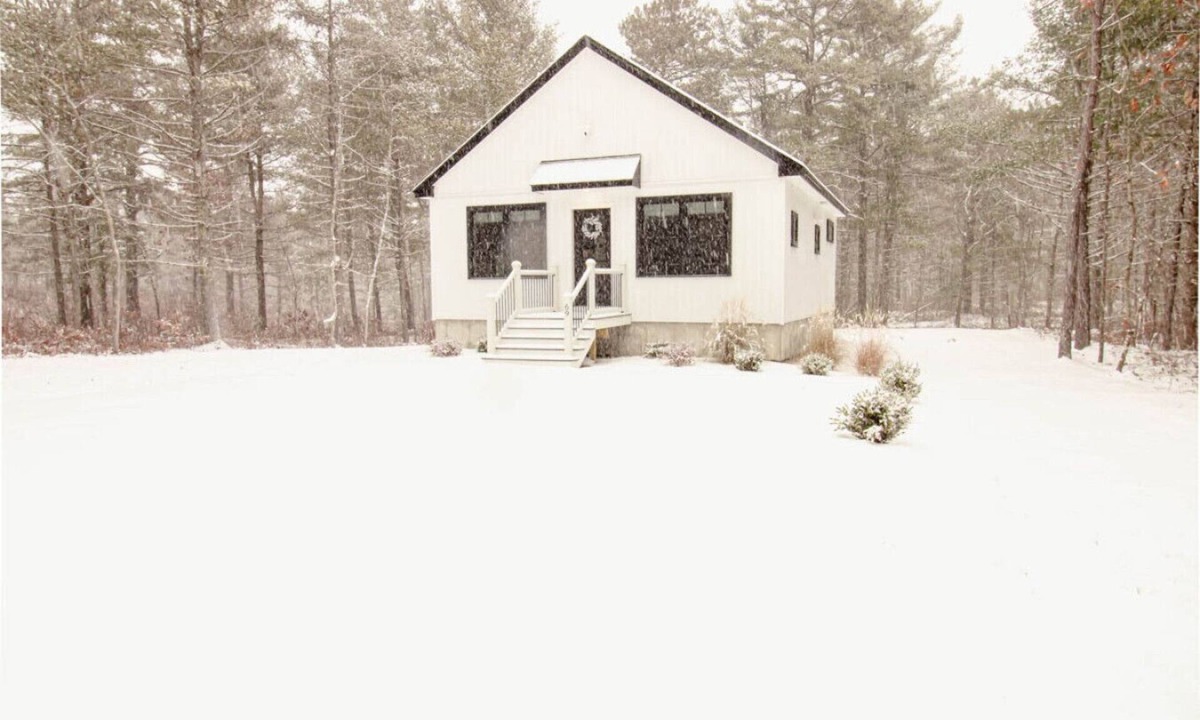Waterboro Cabin | Owl’s Nest – Cozy Cabin by lake and trails