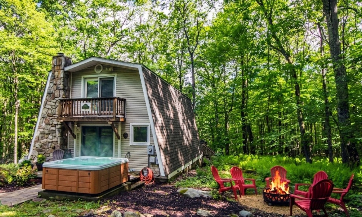 McHenry House | Owl’s Retreat | Pet Friendly, Hot Tub, Nearby Lake