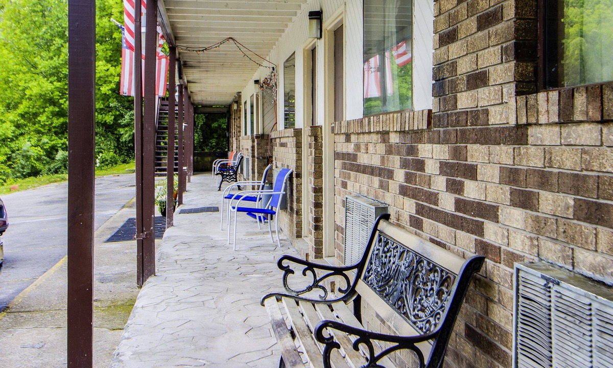 Chapmanville Hotel | OYO Hotel Chapmanville Inn, WV - Hwy 119