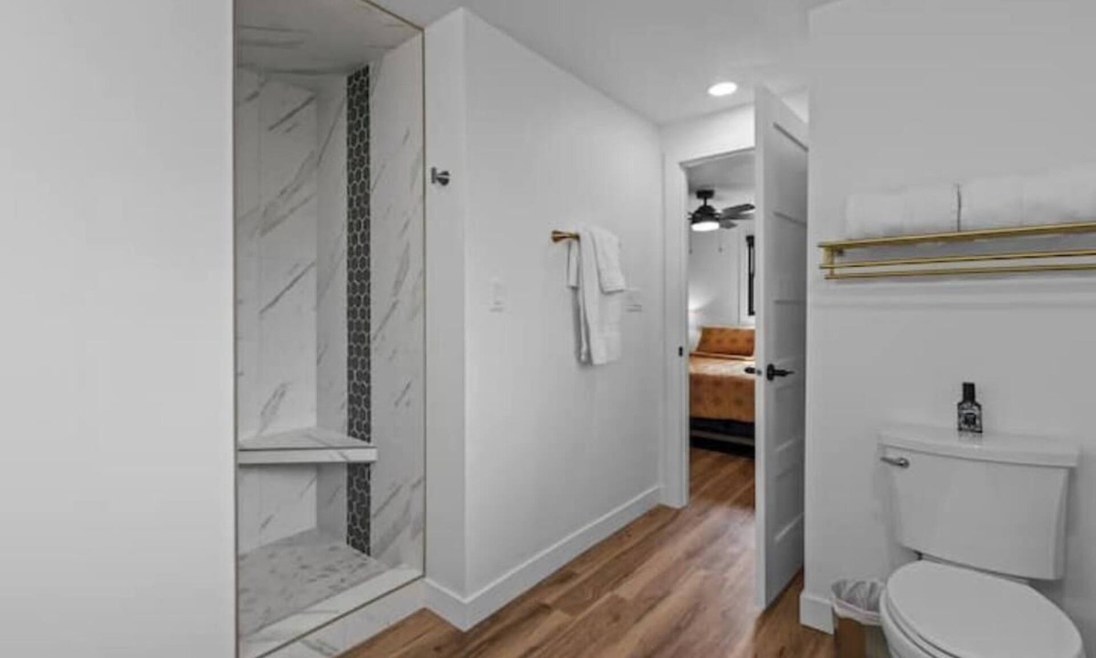 Ashwaubenon House | Pack 'Em Inn - Ultimate Titletown Comfort