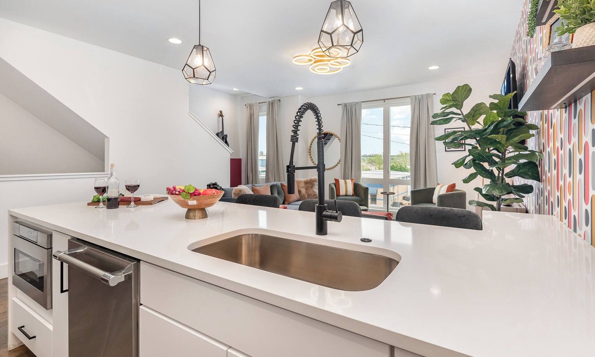 Katie Hill Neighborhood Cottage | Painted Note - Rooftop Hot Tub - Mins to Broadway
