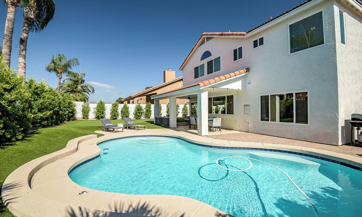 Paradise Park Vista House | Paradise Villa - Spacious Home with Private Pool, Office, and Pool Table in Scottsdale