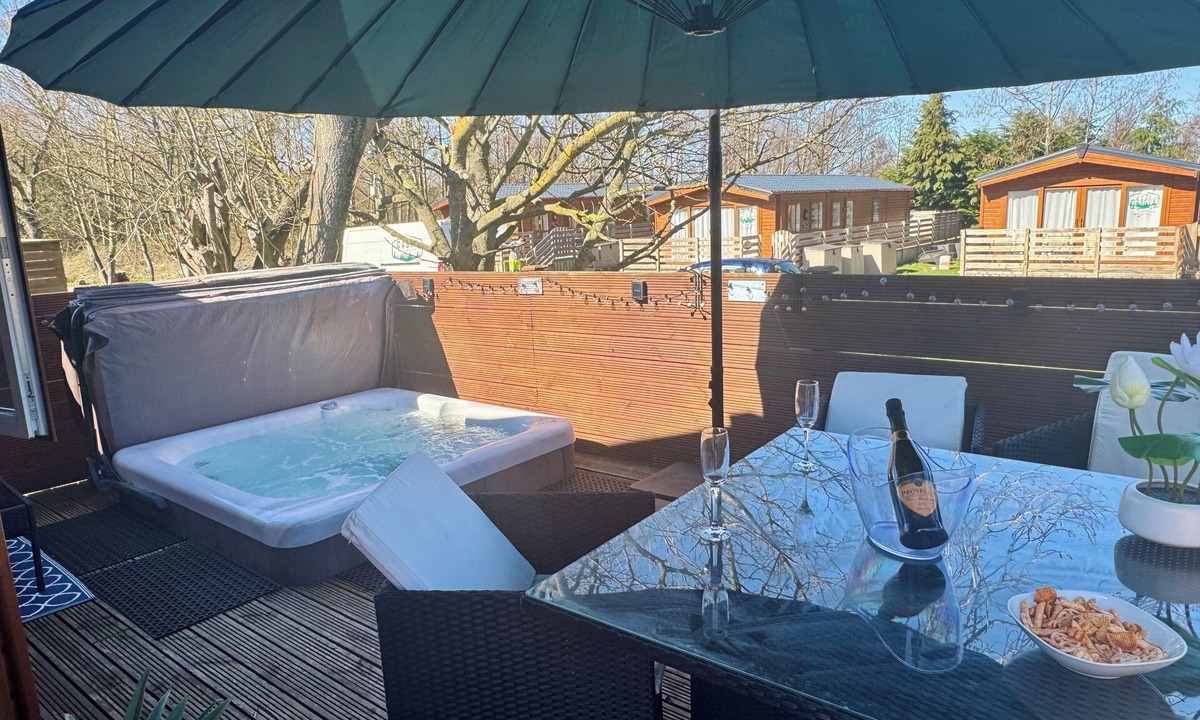 Morpeth Cabin | Patricia's Lodge, luxury lodge with private hot tub, Felmoor Park