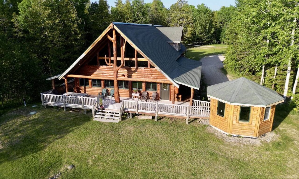 Drummond House | Paw Point Lodge on Drummond Island