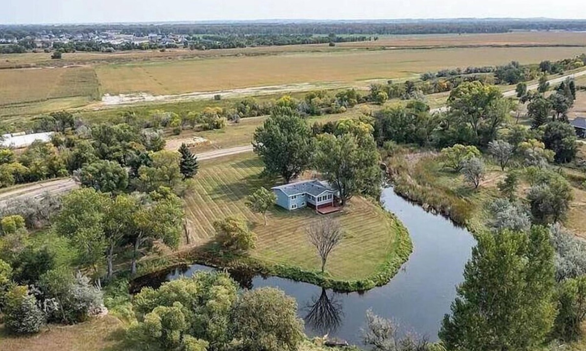 Mandan House | Peaceful 4 Bedroom Getaway Mins. from Huff Hills, The Post & Ft. Lincoln Park.