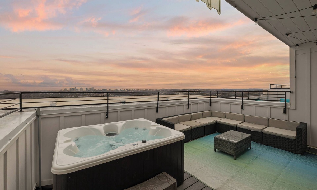 Nashville House | Peaceful 4-story retreat Rooftop hot tub + Views