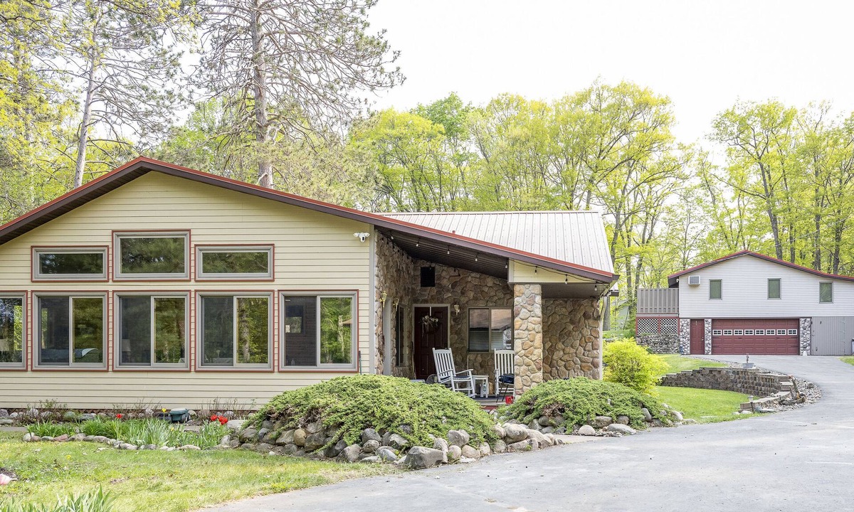 Brainerd House | Peaceful 5-Bedroom Family Retreat - Main House & Cabin on Camp Lake
