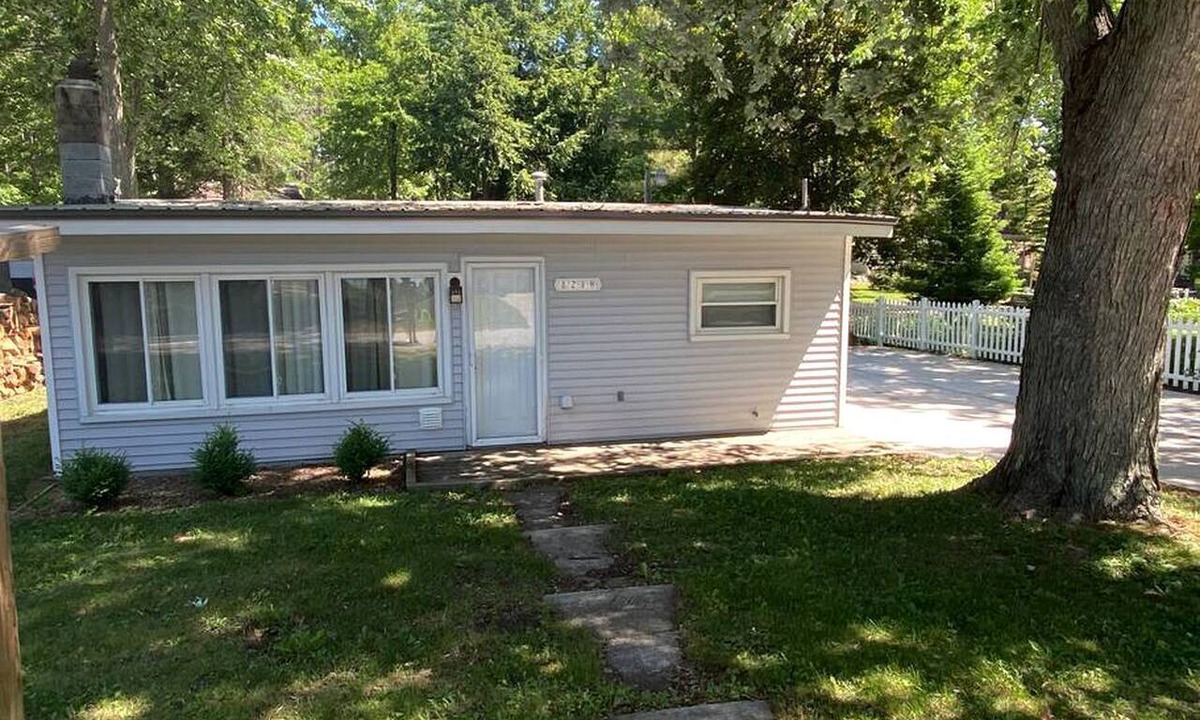 Cadillac Cabin | Peaceful and Pet-Friendly Lake Mitchell Cabin For an Exciting Escape by the Heart of the Manistee National Forest, Michigan