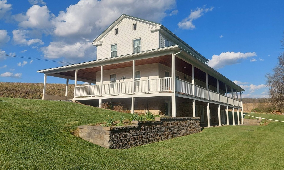 Mattawana House | Peaceful Country Farmhouse Retreat – Private, Spacious, Sleeps 7