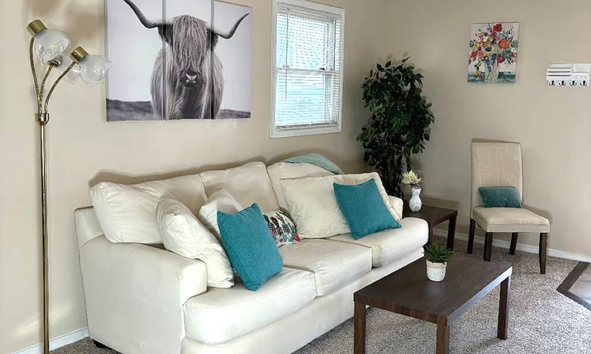Lansing House | Peaceful, Cozy 2-bedroom home in Lansing