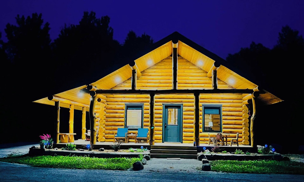 Warroad Cabin | Peaceful custom built log cabin