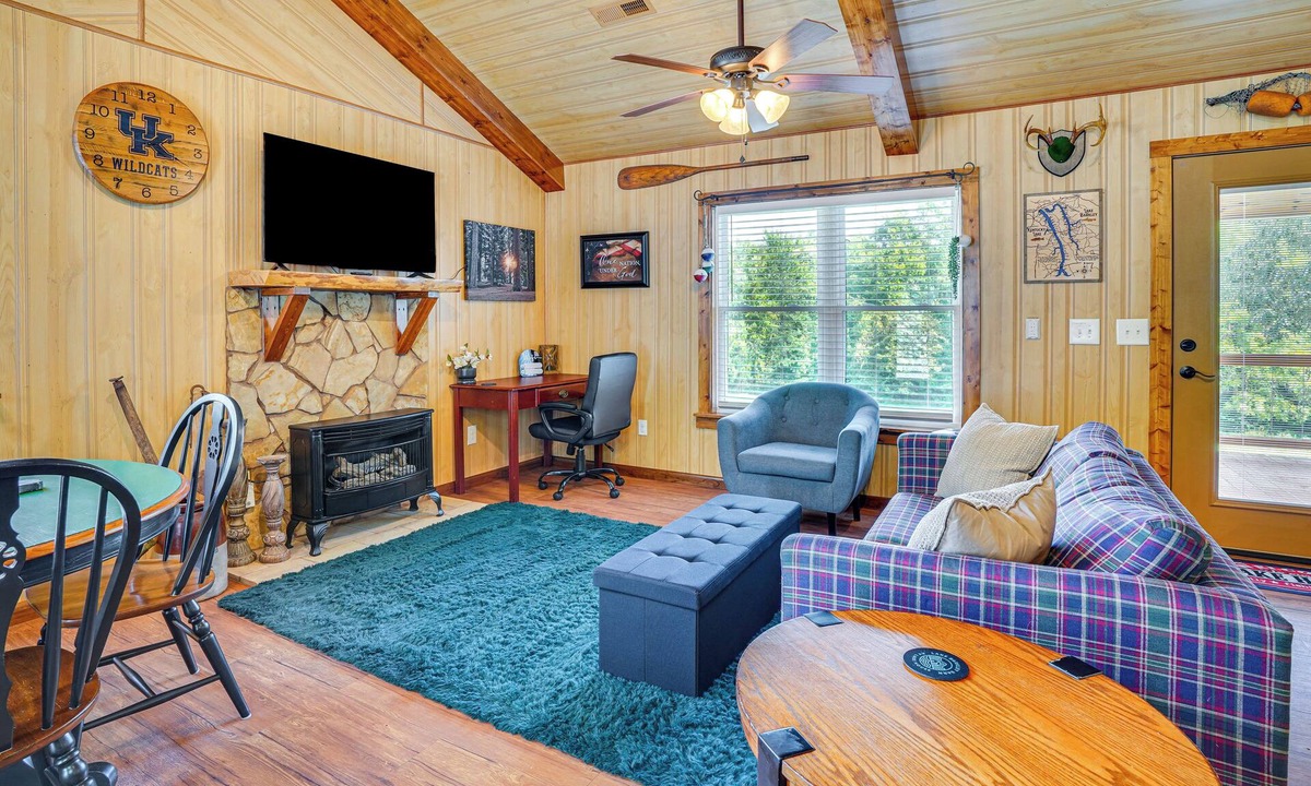 Kuttawa Cabin | Peaceful Kuttawa Cabin w/Fire Pit: Explore & Play