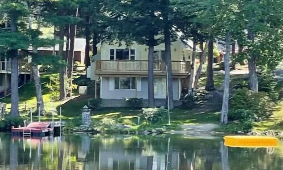 Raymond House | Peaceful Lake Front Home. Wonderful family memories. Pets stay free.