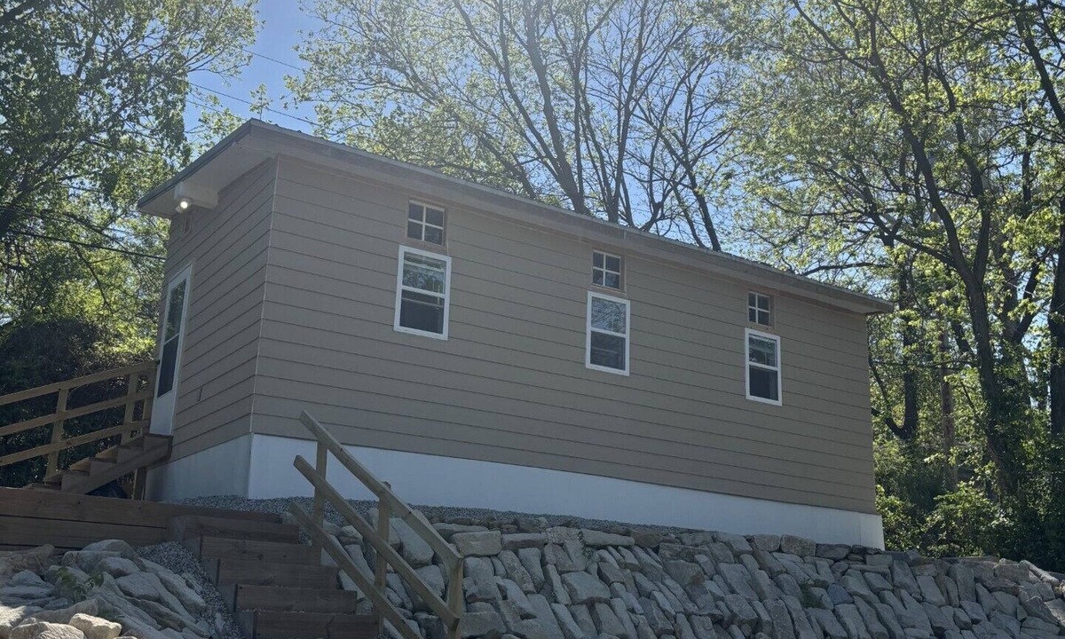 Kansas City Cottage | Peaceful Minimalism. WALK to TROLLY, Whole Foods. UMKC, Rockhurst U