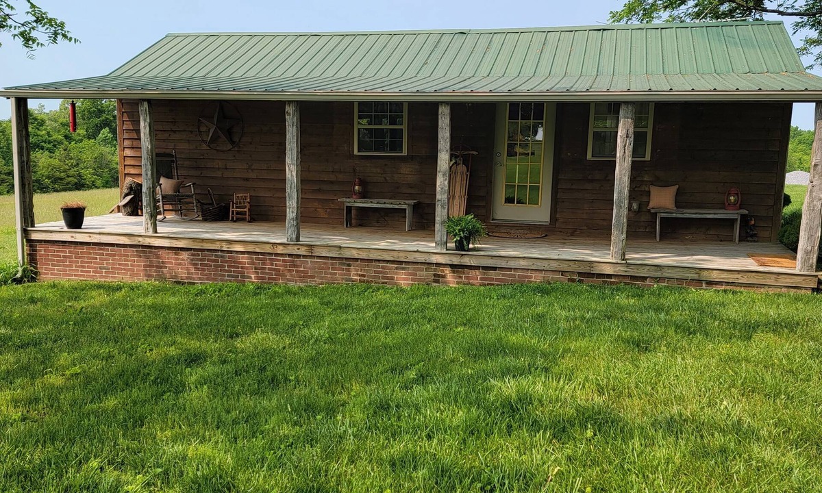 Springfield Cabin | Peaceful retreat on the historic 1794 Litsey estate near Springfield, Kentucky.