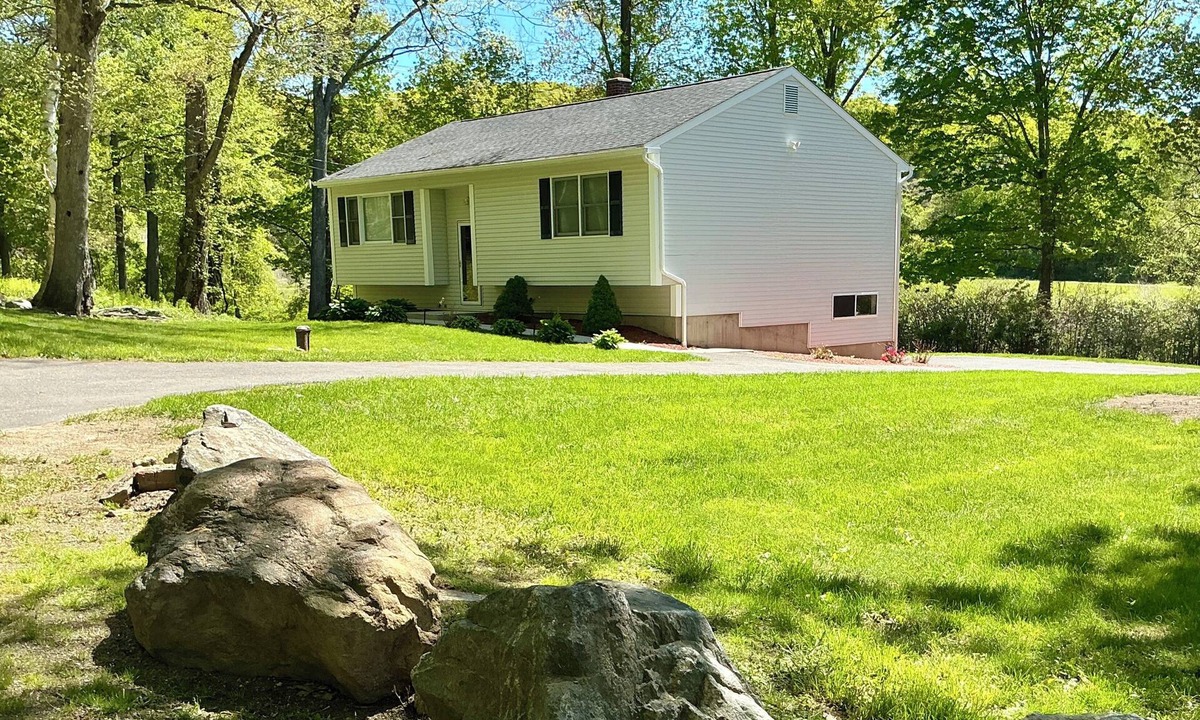 Waterbury Cabin | Peaceful Wooded Retreat – Quiet Escape, Close to Wolcott Lakes
