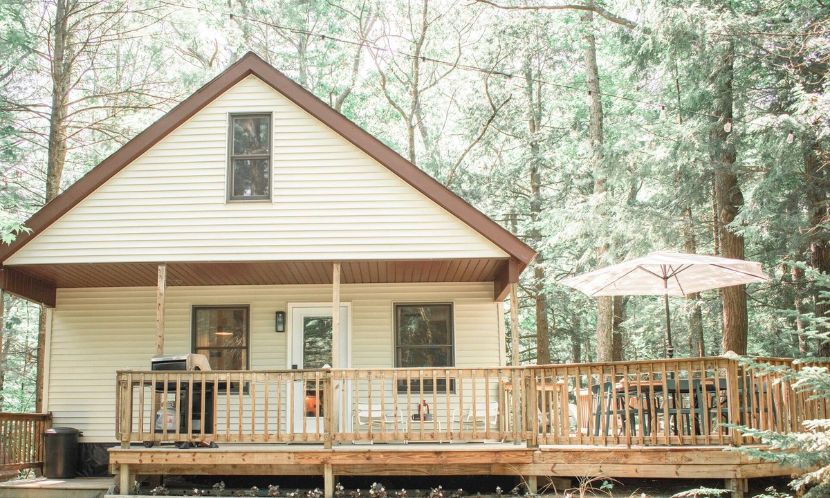 Pentwater Cabin | Peaceful Woodland Cabin Near Ludington & Pentwater