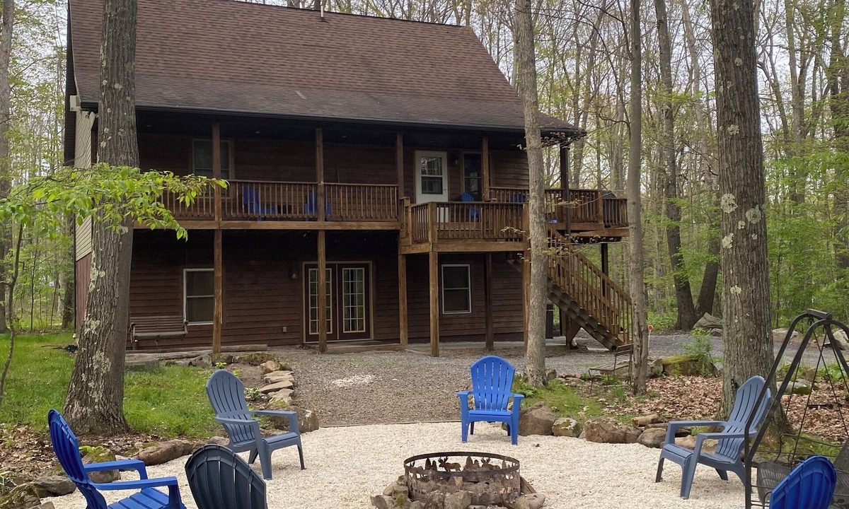 McHenry Cabin | Peaceful woodsy cabin, 5 mins to lake & Wisp! HOT TUB!