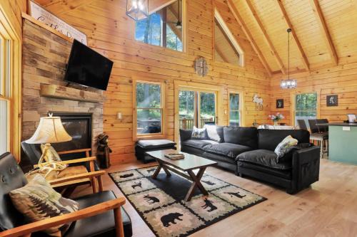 Logan House | Peek A Boo Cabins: Cozy Cabin