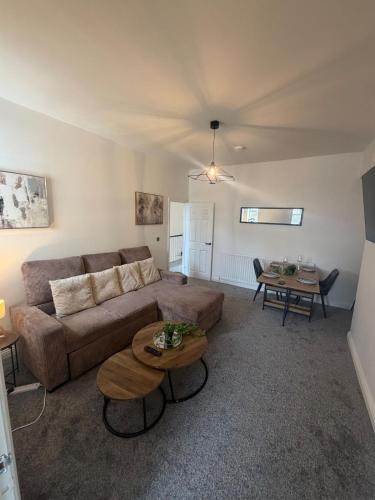 Blyth Apartment | Percy Home - NEW 2 Br 1 Bath Hollidays andContractors