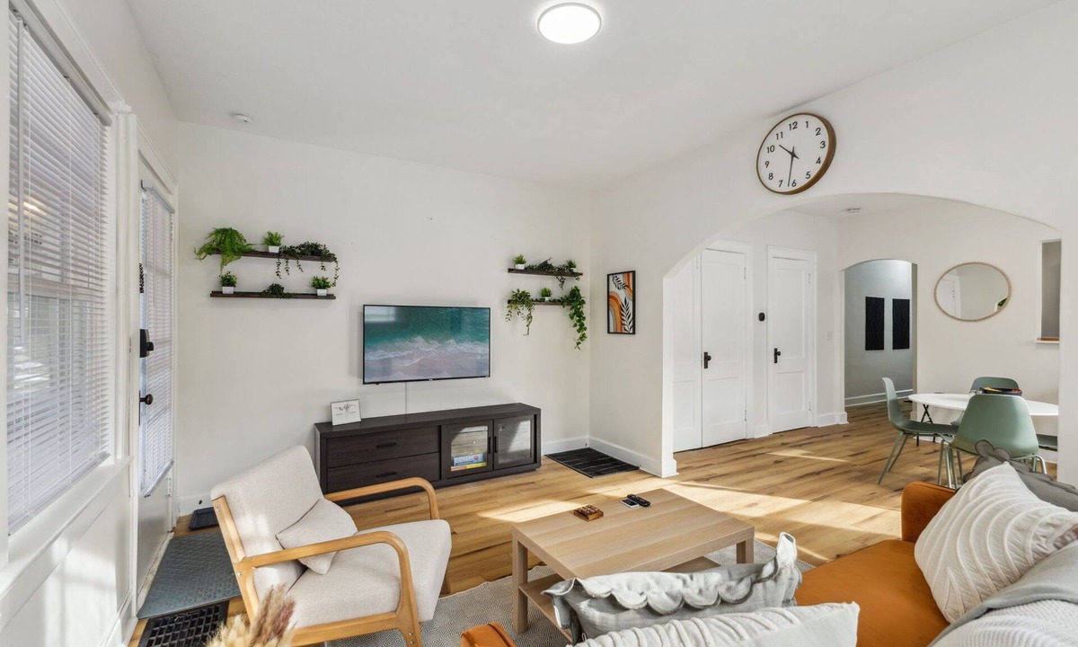Indianapolis House | Pet-Friendly 1BR Duplex Near Butler University ~ Sleeps 2 ~ Fast Wi-Fi