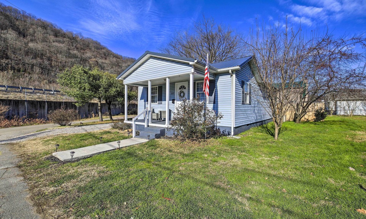 Tad Cottage | Pet-friendly Charleston Home w/Fenced Yard!