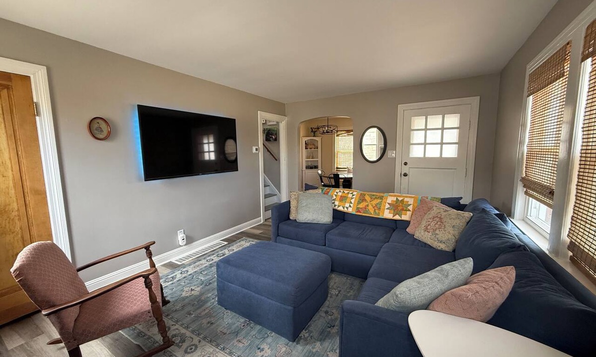 Poplar Level House | Pet-Friendly, Cottage in the City