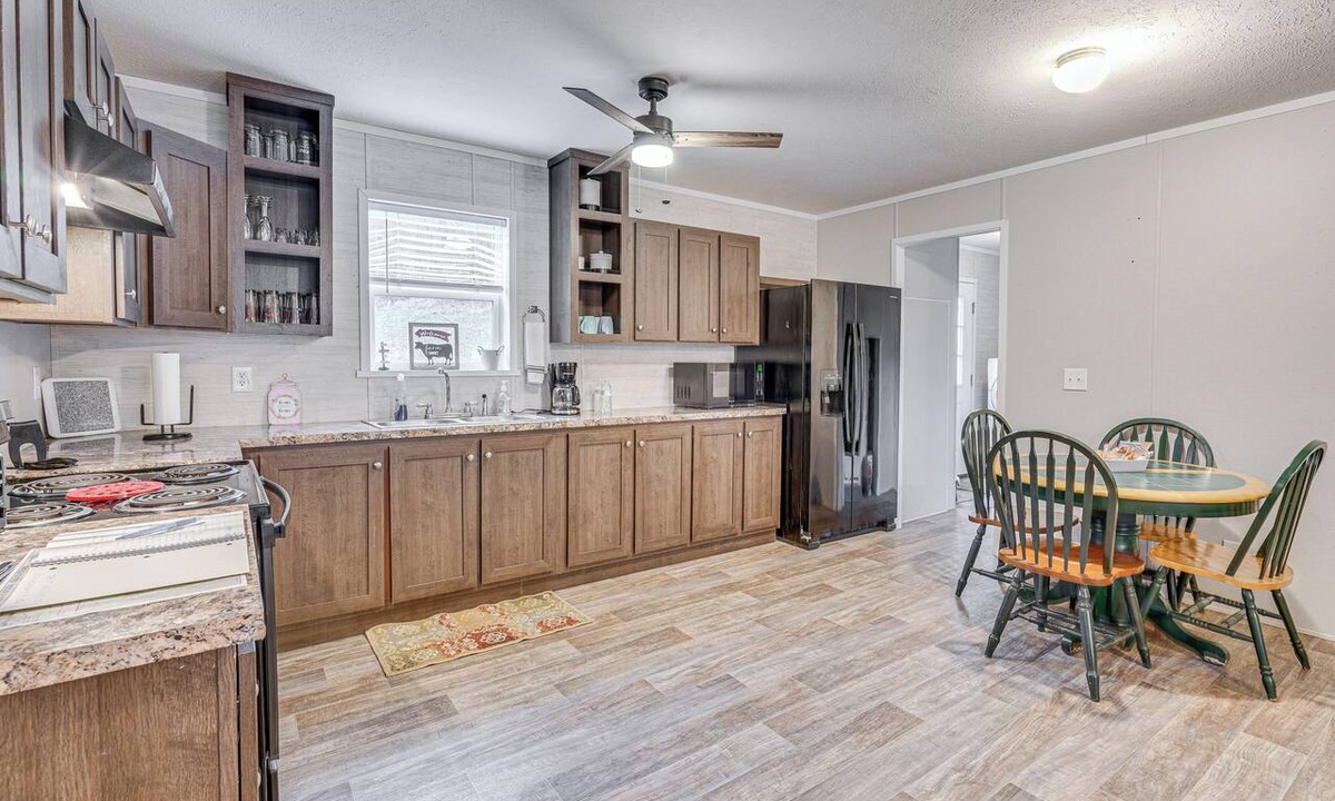 Laurelville Cottage | Pet-friendly Home ~ 10 Mi to Hocking Hills!