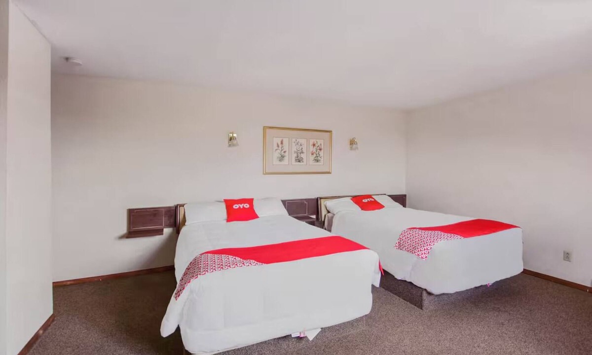Cheyenne Wells Hotel | Pet-Friendly King Room Convenient Access to Highway 40