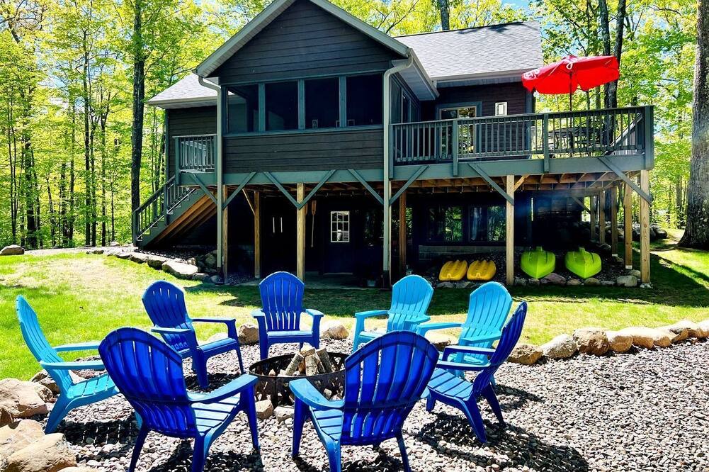 Stone Lake Cabin | Pet-Friendly Lakeside Cabin Ideal for a Family Getaway in Wisconsin