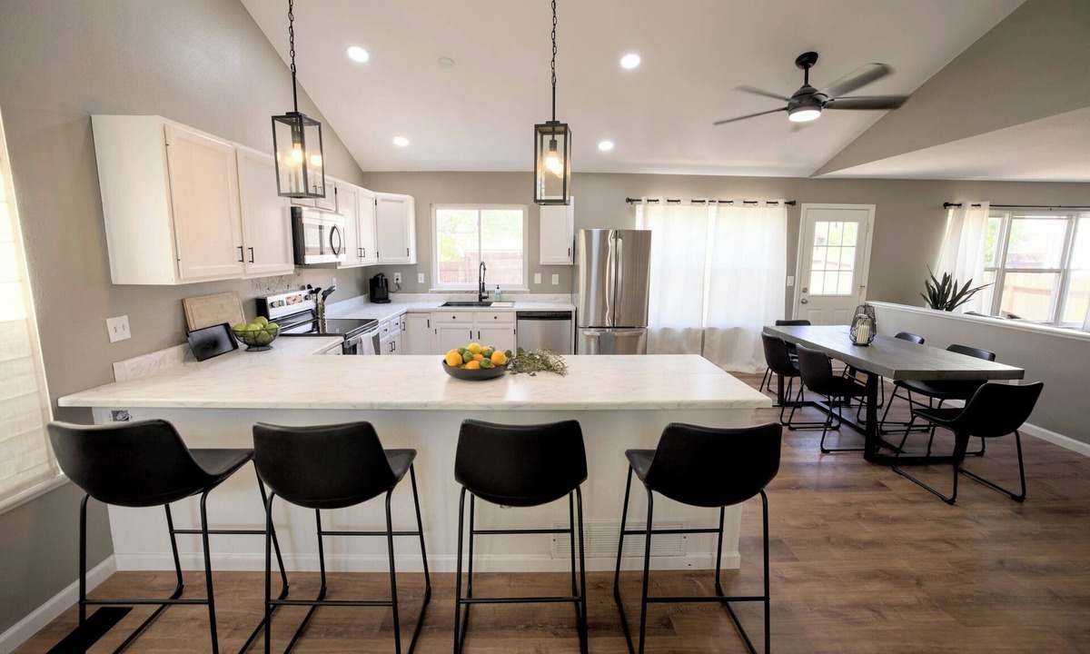 Northeast Colorado Springs House | Pet Friendly Mtn Getaway Ping Pong Table King Bed