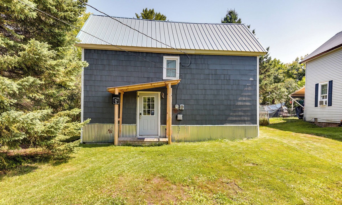 Ontonagon House | Pet-Friendly Michigan Getaway w/Porch & Kayaks!