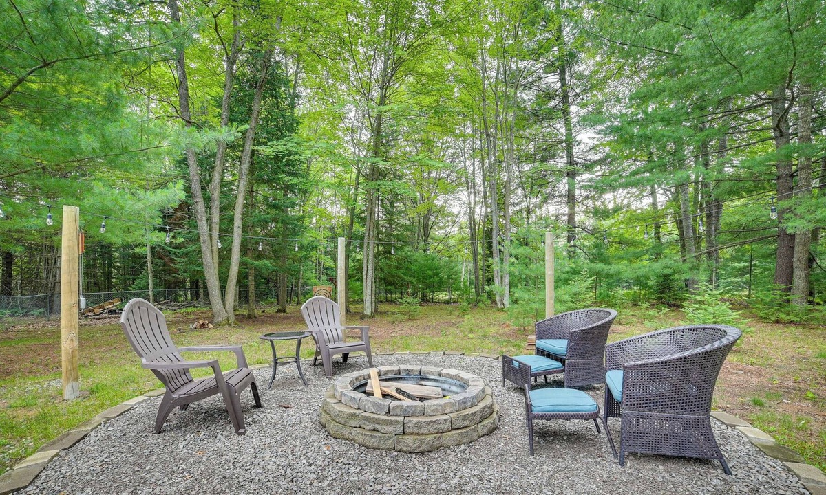 Prudenville Cottage | Pet-Friendly Prudenville Getaway w/ Fire Pit!