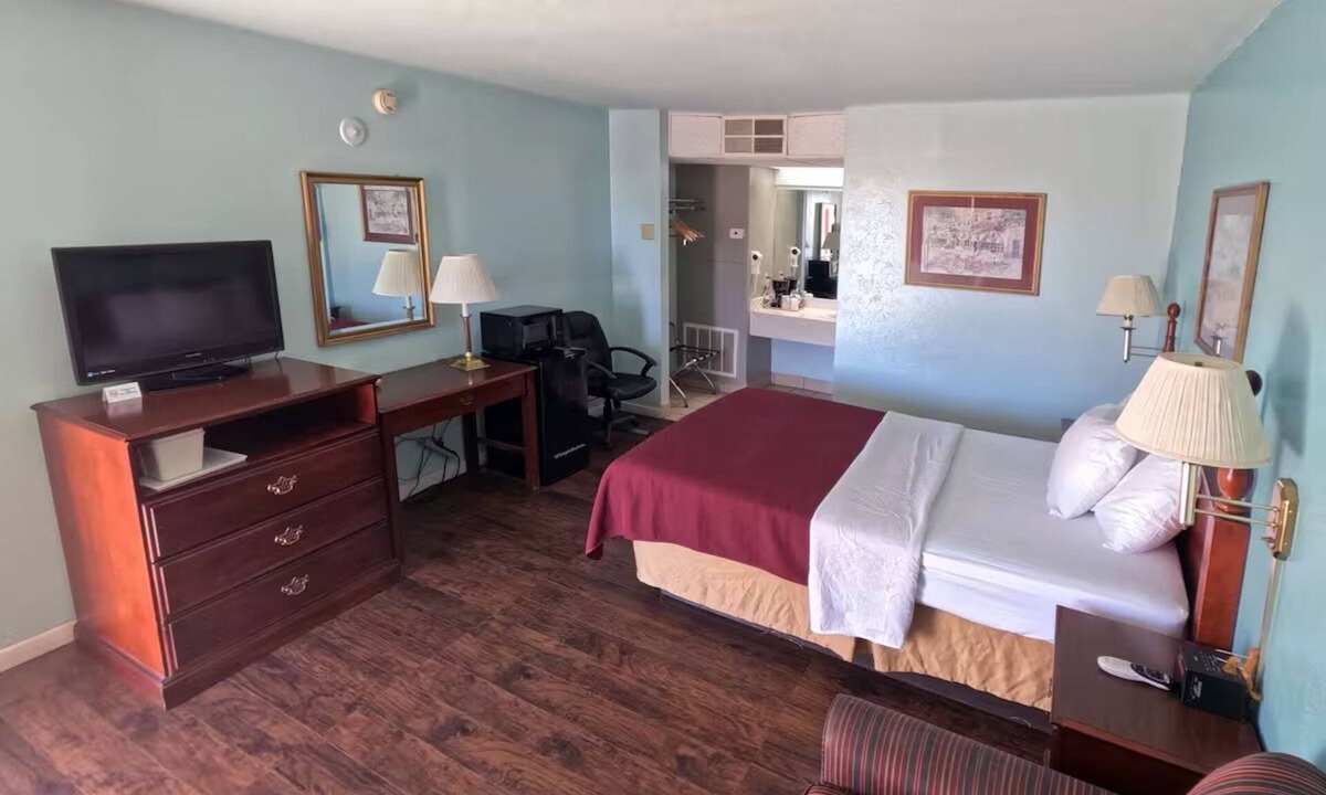 Vega Hotel | Pet Friendly Queen Room – Explore Route 66 Attractions at Your Leisure