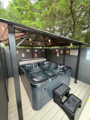 Swarland Villa | Pheasant's Hollow - 2 bed hot tub lodge with free golf, NO BUGGY