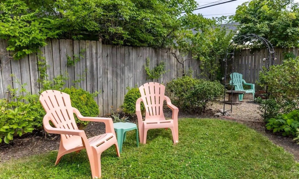 Clintonville House | Pink Chalet Downtown - Boho Themed 2Bed Home, Fire Pit & Garden, Free parking