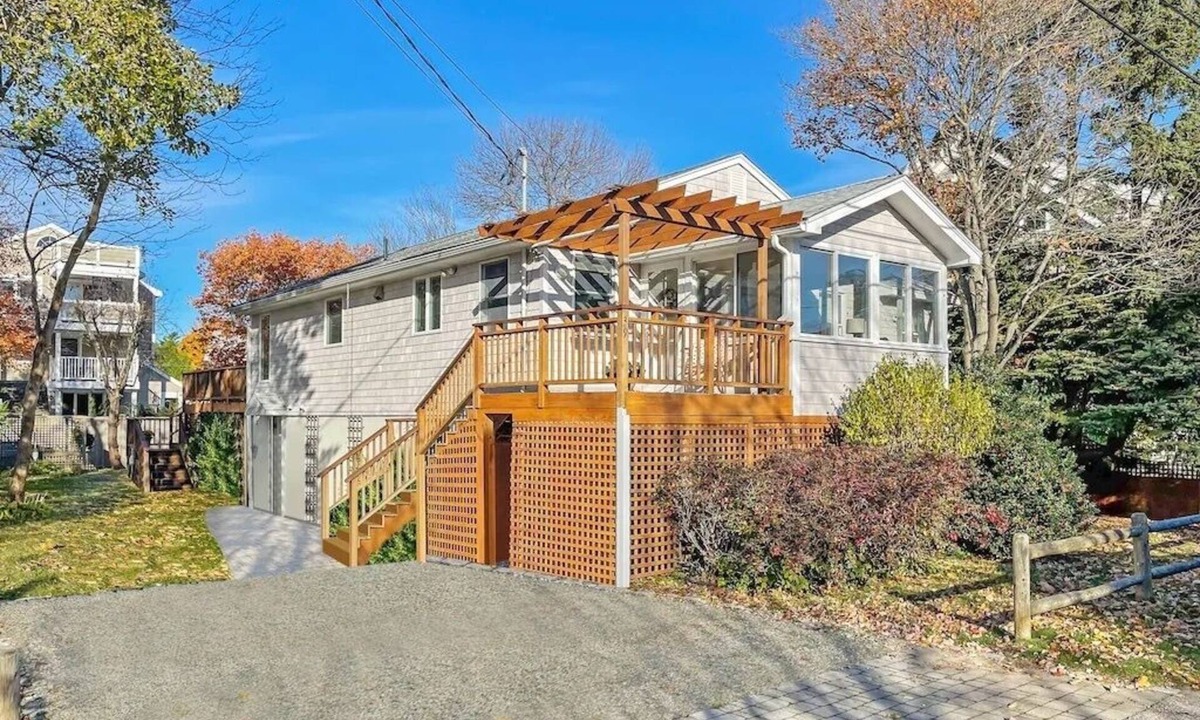 Hampton House | Plaice Cove Home Steps from the Ocean