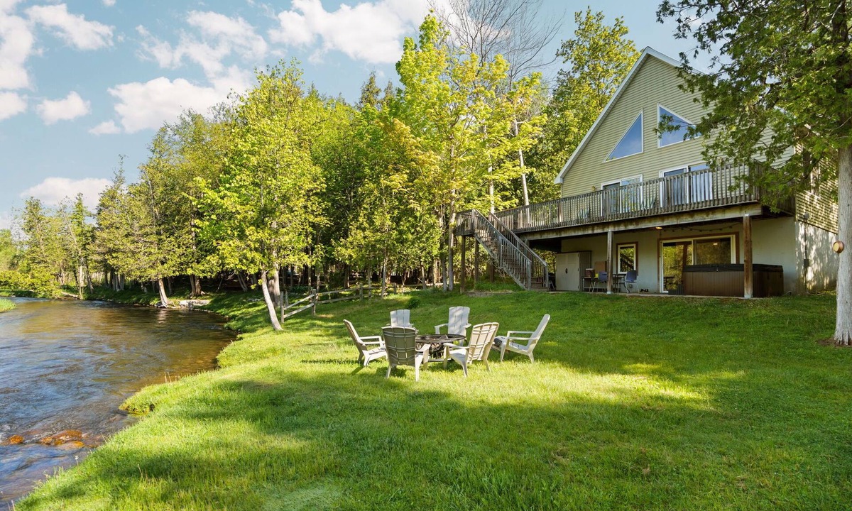 Honor House | Platte River Sauna, Hot Tub & Kayaks, Near Dunes