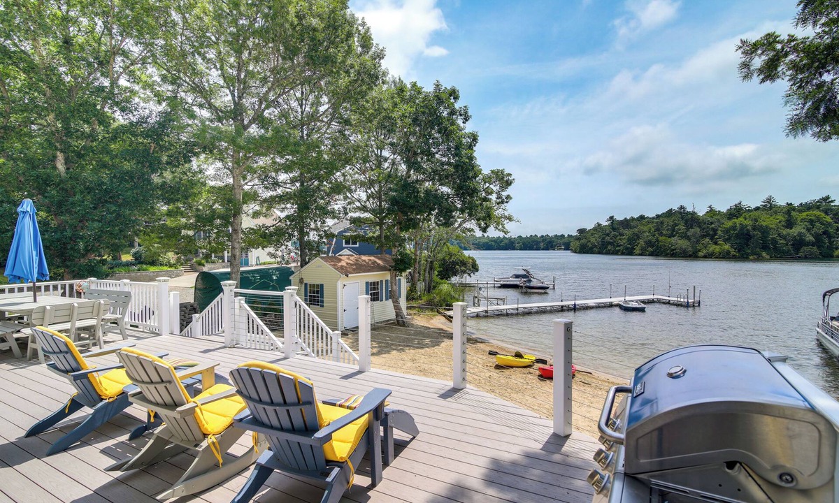 West Wareham House | Plymouth Getaway w/Private Lake Beach + Kayaks!