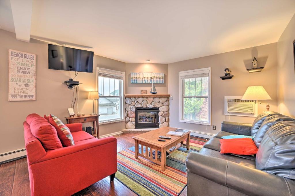 Onekama House | Pool + Hot Tub Access! Portage Lake Condo w/Deck